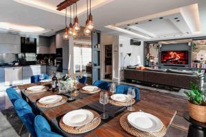 comedor con mesa y sillas azules en Alanya Villa en Alanya