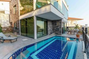 una piscina frente a una casa en Alanya Villa en Alanya
