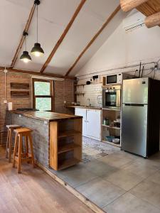 een keuken met een roestvrijstalen koelkast en een aanrecht bij Casa Playa Mansa in Mina Clavero