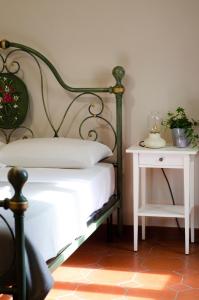 GelloにあるAntico Podere Sant'Annaのベッドルーム1室(ベッド1台、サイドテーブル付)