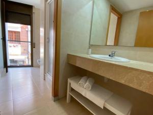 Een badkamer bij Apartments Brava +36 foto's