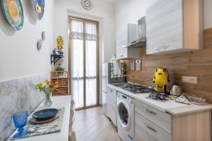 a kitchen with a stove and a washing machine at LB Nanà in Castellammare di Stabia