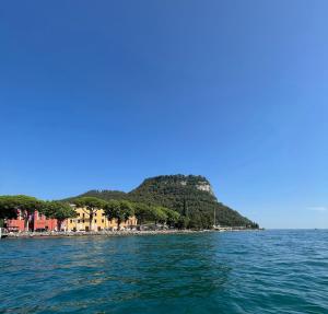 uitzicht op een eiland in het water bij Albergo All'Ancora in Garda