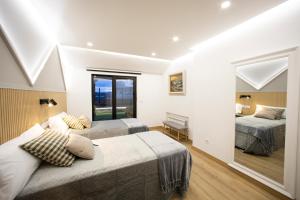 1 dormitorio con 2 camas y ventana en Lucus Skyline, en Lugo