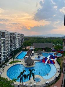 an aerial view of a pool at a resort at Apartamento de descanso in Ricaurte