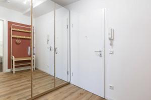 a row of wardrobes with glass doors in a room at Wohnung im Herzen Münchens in Munich