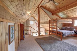 een slaapkamer met een stapelbed in een hut bij Wanderlust Cabin in Lead