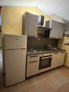 A kitchen or kitchenette at La Perla di Assisi