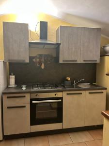 A kitchen or kitchenette at La Perla di Assisi