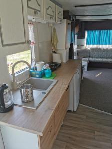 una cucina in un camper con bancone e lavandino di Pole biwakowe Głuszynek a Topólka