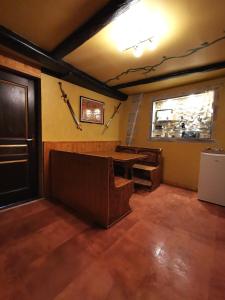 a room with a bench and a table and a window at Suite privative Le seigneur des anneaux Gondor in Vertaizon +2 photos