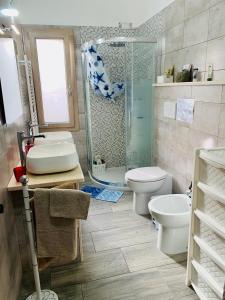 Serramanna的住宿－Luce，浴室配有卫生间水槽和淋浴。