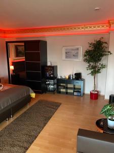 1 dormitorio con cama y escritorio con planta en Pension King Royal en Hamburgo