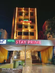 Un hotel con un cartel que dice "quédate de primera". en Hotel Stay Prime en Pune