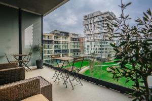 a balcony with a table and chairs and a building at Vakantieappartement Oosteroever Oostende in Ostend