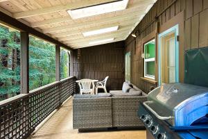 eine abgeschirmte Veranda mit einem Tisch und Stühlen in der Unterkunft Forest Brook in Brookdale