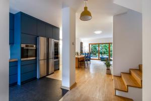eine Küche mit blauen Schränken und einem Esszimmer in der Unterkunft Huge Luxury House - 6 floors-6 Bedrooms- center in Warschau