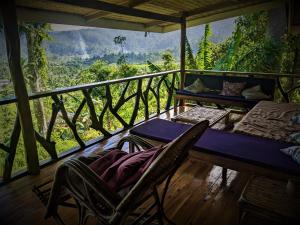 Zimmer mit einem Tisch und Stühlen auf einem Balkon in der Unterkunft The Overlook in San Vicente
