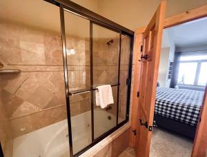 een badkamer met een douche met een glas bij Grand View Lodge in Whitefish