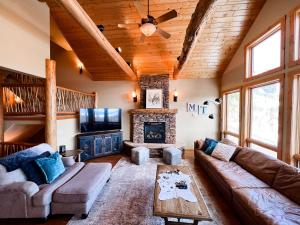 een woonkamer met een bank en een open haard bij Grand View Lodge in Whitefish