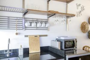 eine Küche mit einer Theke und einer Mikrowelle in der Unterkunft Urban Elegance - 2 Bed Luxury City Retreat in Nottingham + 18 Fotos