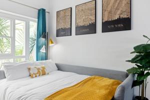 1 dormitorio con 1 cama con 4 cuadros en la pared en Urban Elegance - 1-2 Bed Luxury City Retreat en Nottingham
