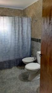 サンベルナルドにあるCamila Iのバスルーム(トイレ、シャワーカーテン付)