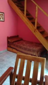 サンベルナルドにあるCamila Iのピンクの壁に二段ベッド2組が備わる客室です。