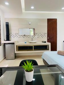 een badkamer met een wastafel, een bed en een spiegel bij Alojamiento tres pinos in Yelateni