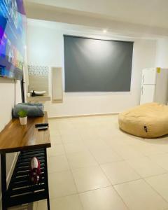 a room with a projection screen and a bed at Alojamiento tres pinos in Yelateni