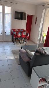 Maison de vacances à quelques pas des remparts في إج مورت: غرفة معيشة بها أريكة وطاولة