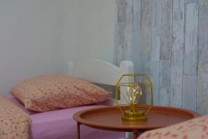 una lámpara en una mesa junto a una cama en UKROPINA APARTMENTS, en Trebinje