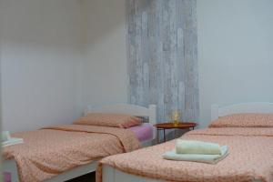 Habitación con 3 camas y mesa. en UKROPINA APARTMENTS, en Trebinje