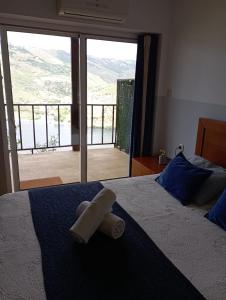 - une chambre avec un lit et une serviette dans l'établissement Tomás Barqueiro, à Folgosa
