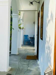 een hal van een huis met een blauwe tafel bij Charmantes Arkadenhaus mit großem Garten 