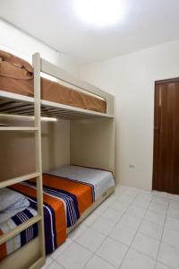 薩利納斯的住宿－Hostal Judy Suites，一间卧室配有两张双层床。