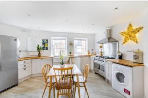 uma cozinha com uma mesa e uma estrela na parede em Large historic family home nr Longleat and Bath em Warminster