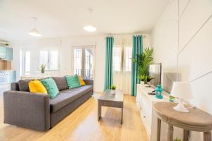 a living room with a couch and a table at CARTAGENAFLATS, Apartamentos Anfiteatro Romano in Cartagena