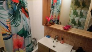 Kúpeľňa v ubytovaní Résidence Guemadeuc - L'Orchidée du Val André - Bain de mer à 150m MAE-7594