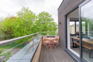 a balcony with a table and chairs on it at Modern & Bright 2 Bed with Pvt Balcony in Islington in London