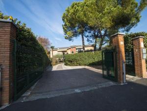 un cancello per una casa con vialetto di Solaris Apartment with swimming pool a Lazise