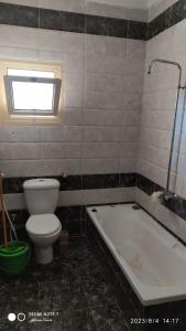ein Badezimmer mit einem WC und einer Badewanne in der Unterkunft Luxry flat in matrouh in Marsa Matruh