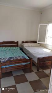 two beds sitting next to each other in a room at Luxry flat in matrouh in Marsa Matruh