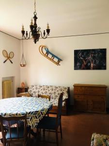 un soggiorno con tavolo e divano di I Due Cervi a Portico di Romagna
