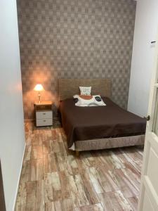 a bedroom with a bed and a wooden floor at Aquí es 1!! in Banfield