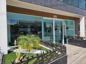 um edifício com um banco em frente a um edifício em LaVid Aguascalientes em Aguascalientes