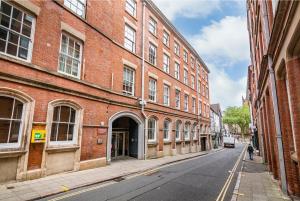 una calle vacía junto a un edificio de ladrillo rojo en Urban Elegance - 1-2 Bed Luxury City Retreat en Nottingham