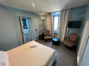 a hotel room with a bed and a chair at Appartamento Mellini in Rome