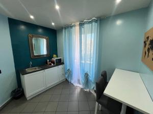een badkamer met een wastafel en een spiegel bij Appartamento Mellini in Rome