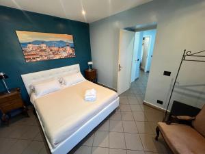 - une chambre avec un lit blanc orné d'une peinture murale dans l'établissement Appartamento Mellini, à Rome